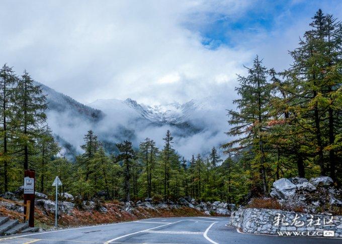 我国首座“四高”特长公路隧道全线贯通